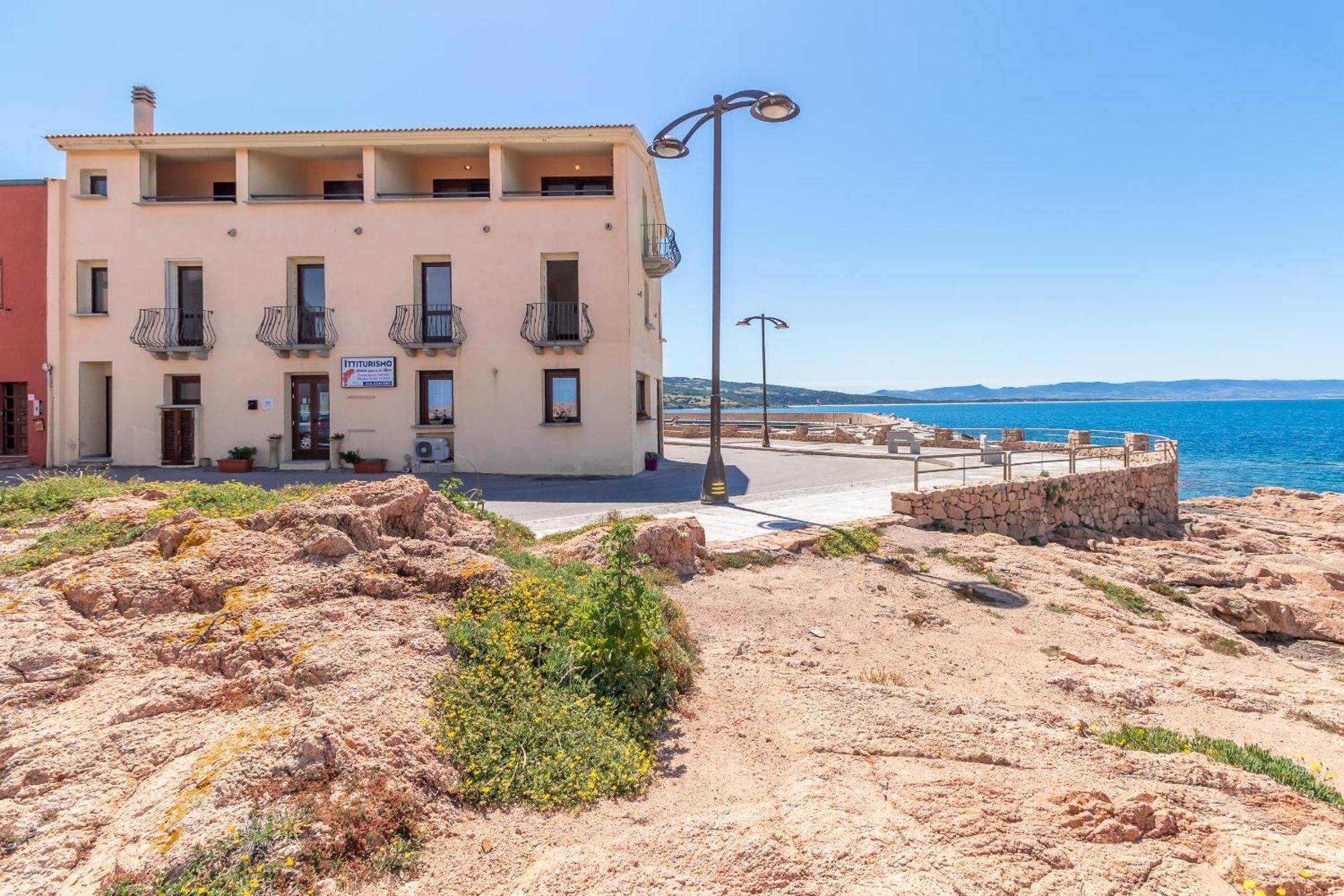Casa Sulla Scogliera Isola Rossa Apartment Exterior foto